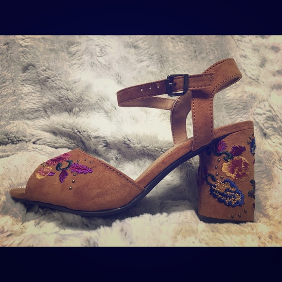 Francesca’s light brown chunky heel sandal (NWOT) - Picture 2 of 5